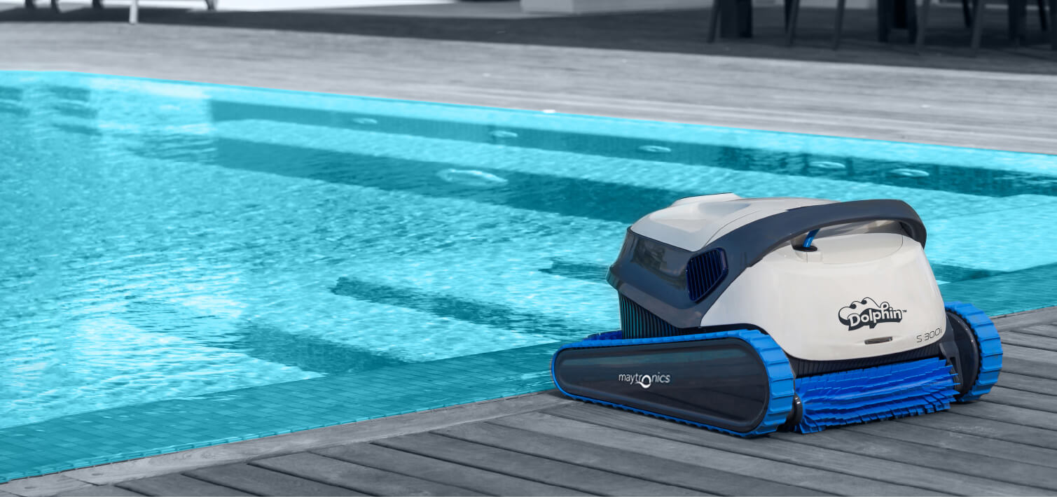 Dolphin S 300i on poolside deck